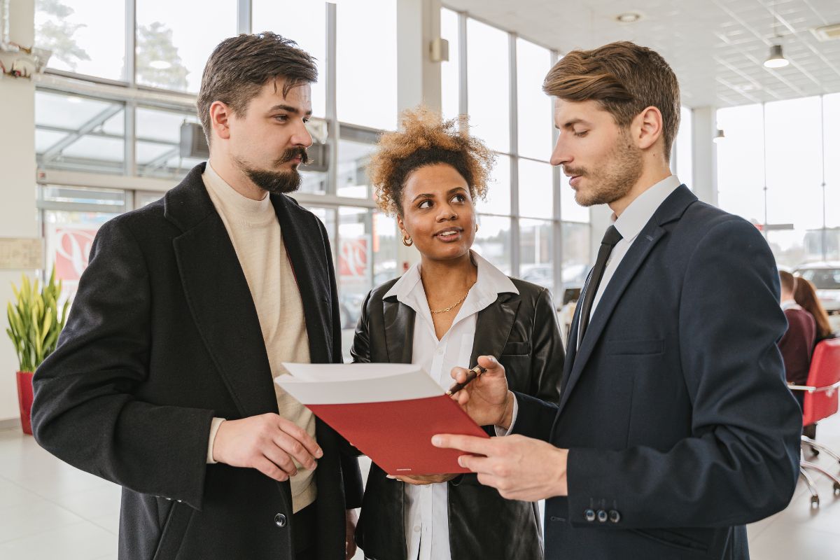 A picture of customers talking to a representative.