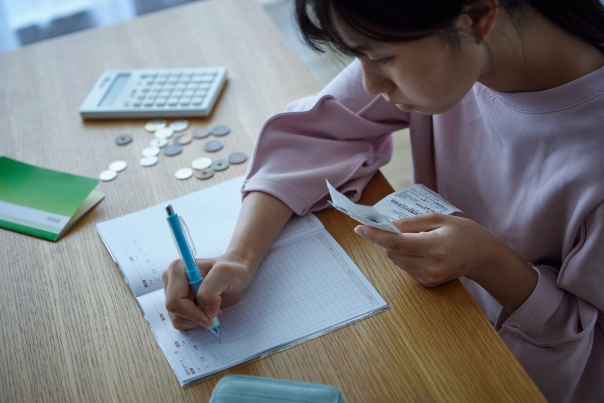 A picture of a woman tracking her expenses.