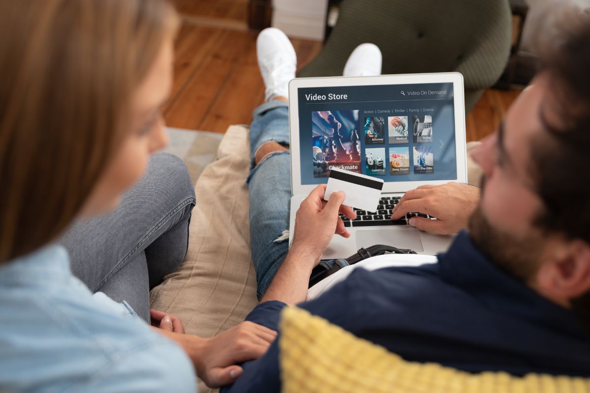 A picture of a couple switching online plans.