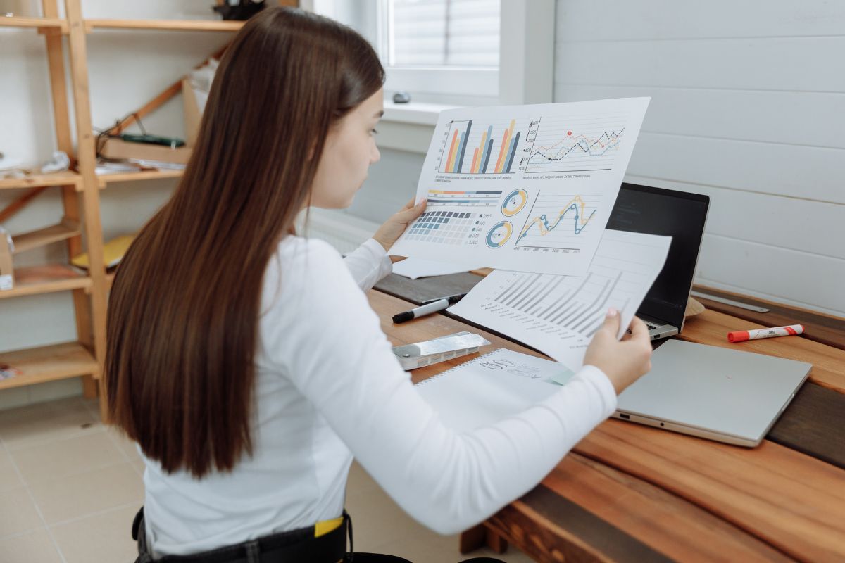 A picture of a woman tracking some progress.