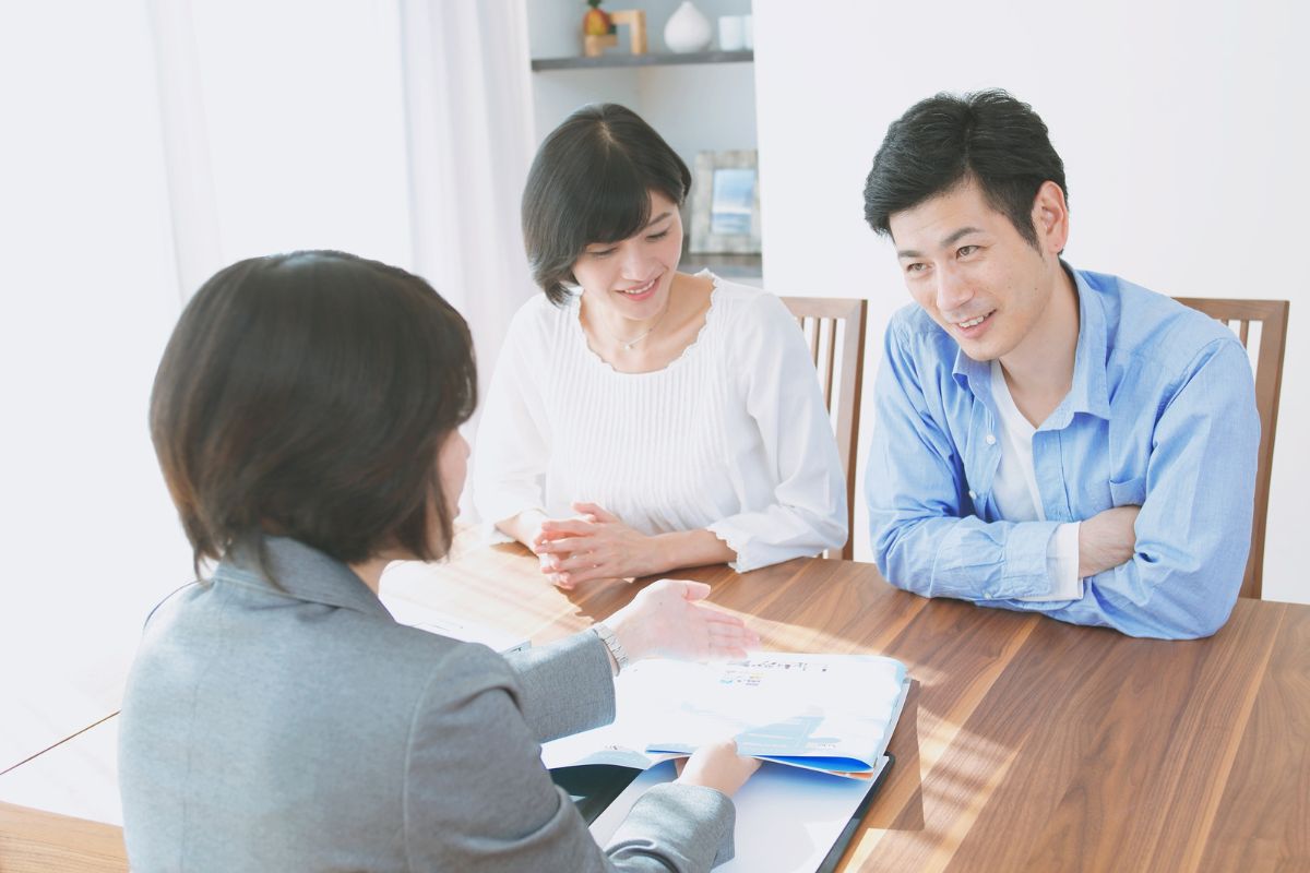A picture of a couple with an advisor. 