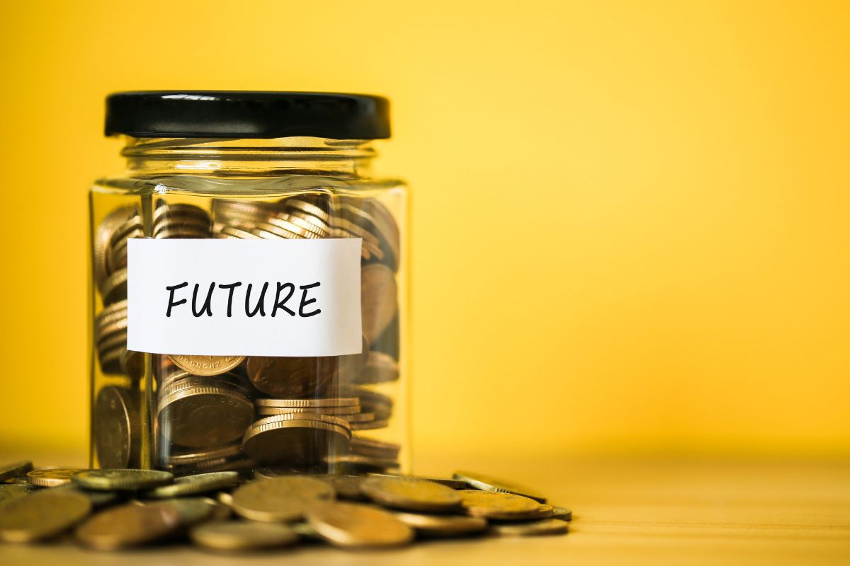 A picture of a closed money jar. 