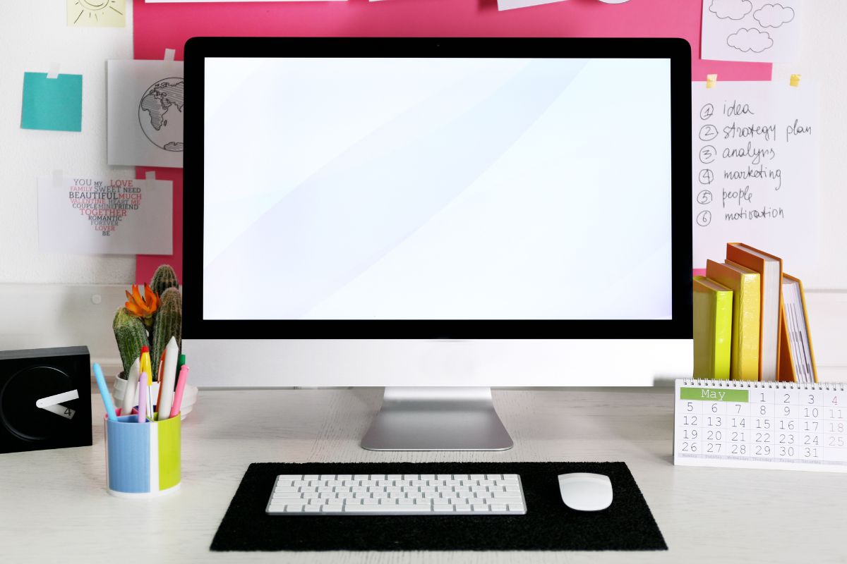 A picture of a clean workstation.