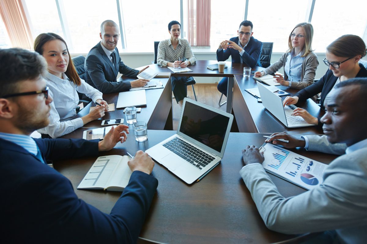 A picture of a meeting. 