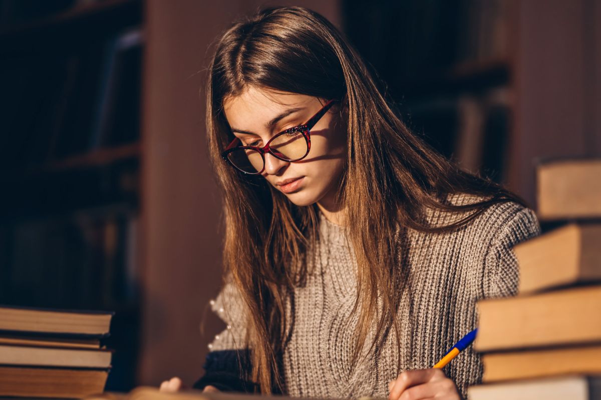 A picture of a woman reading.