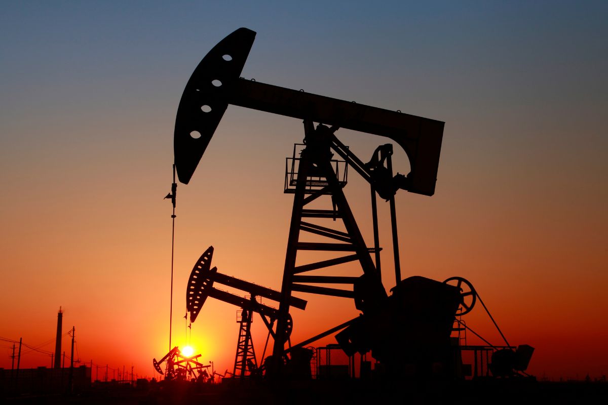 A picture of an oil rig.