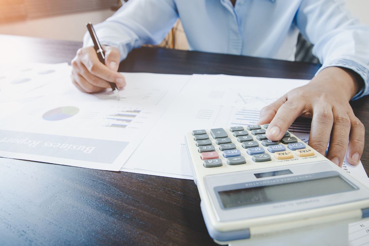 A picture of someone calculating.