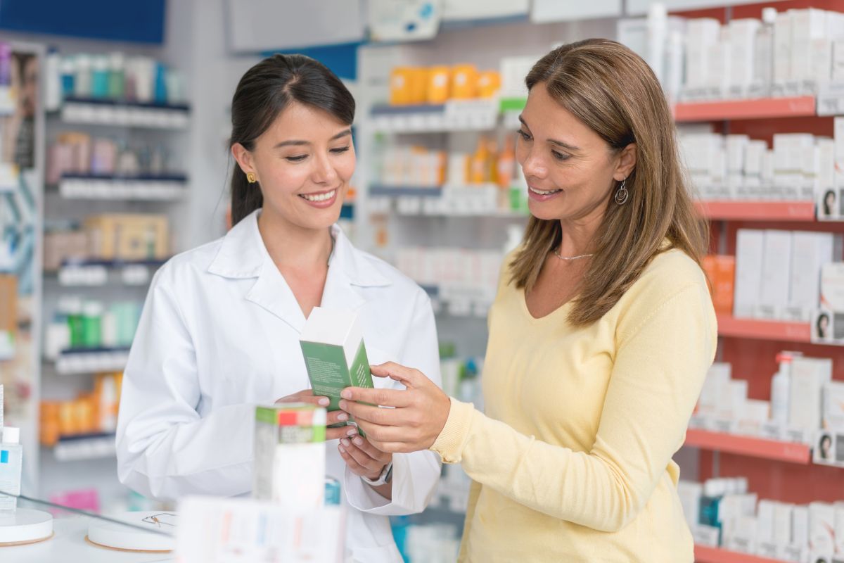 A picture of a pharmacist with her patient. 