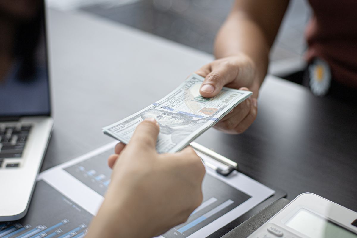 A picture of someone lending money. 