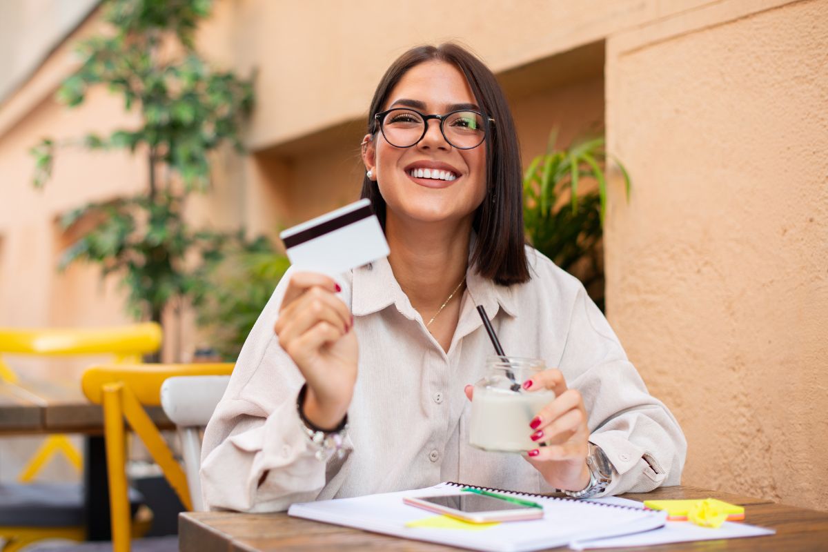 A picture of a lady paying confidently with a credit card.