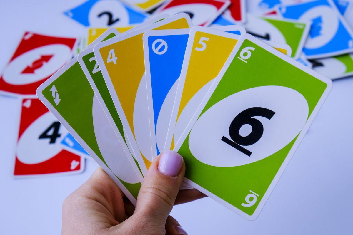 A picture of Uno gaming cards.