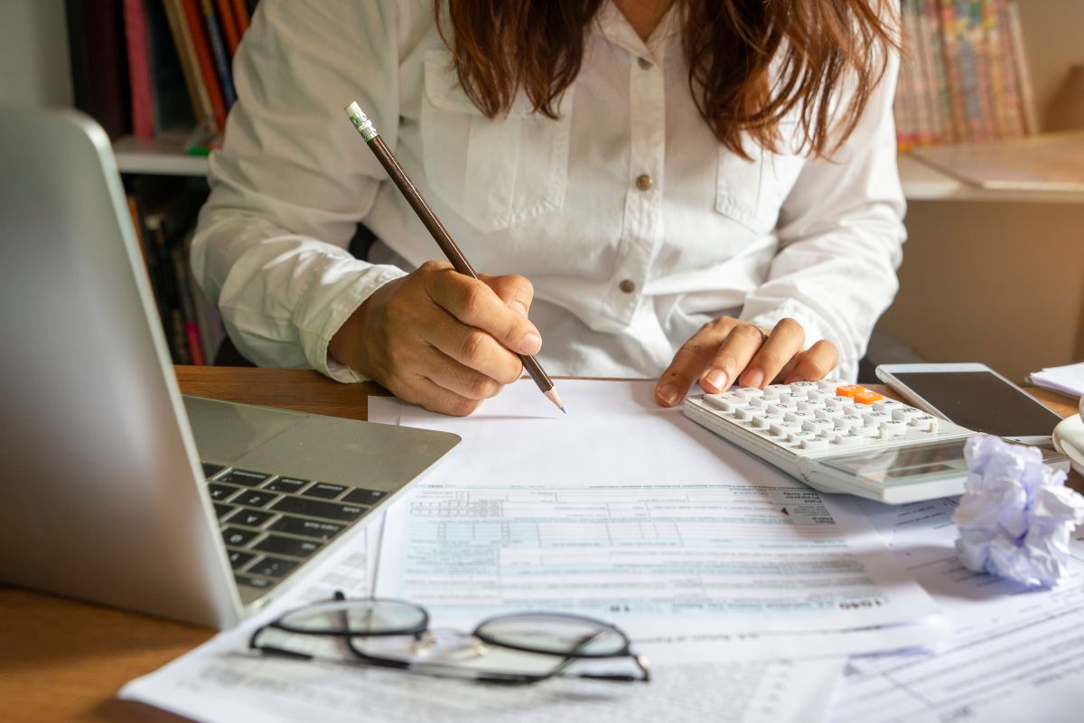 A picture of someone doing a budget.