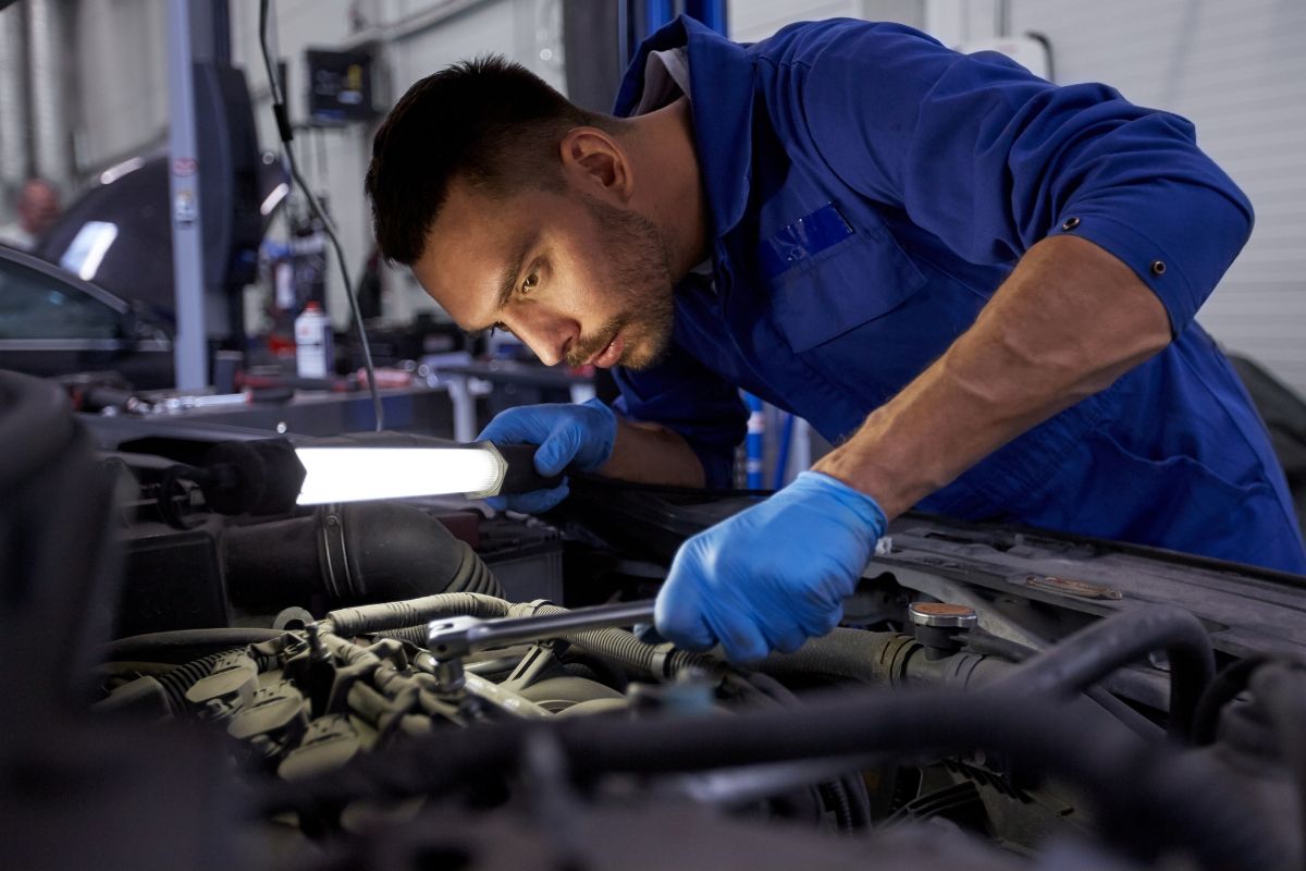 A picture of an Auto Mechanic.