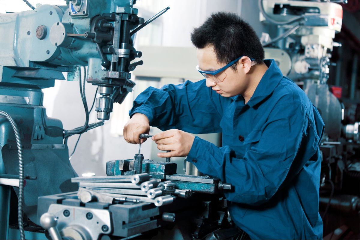 A picture of a Machinist.