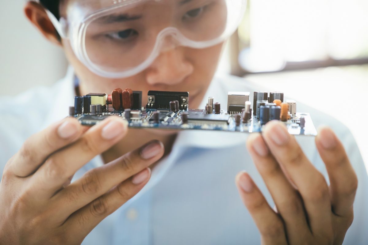 A picture of a Manufacturing Technician.