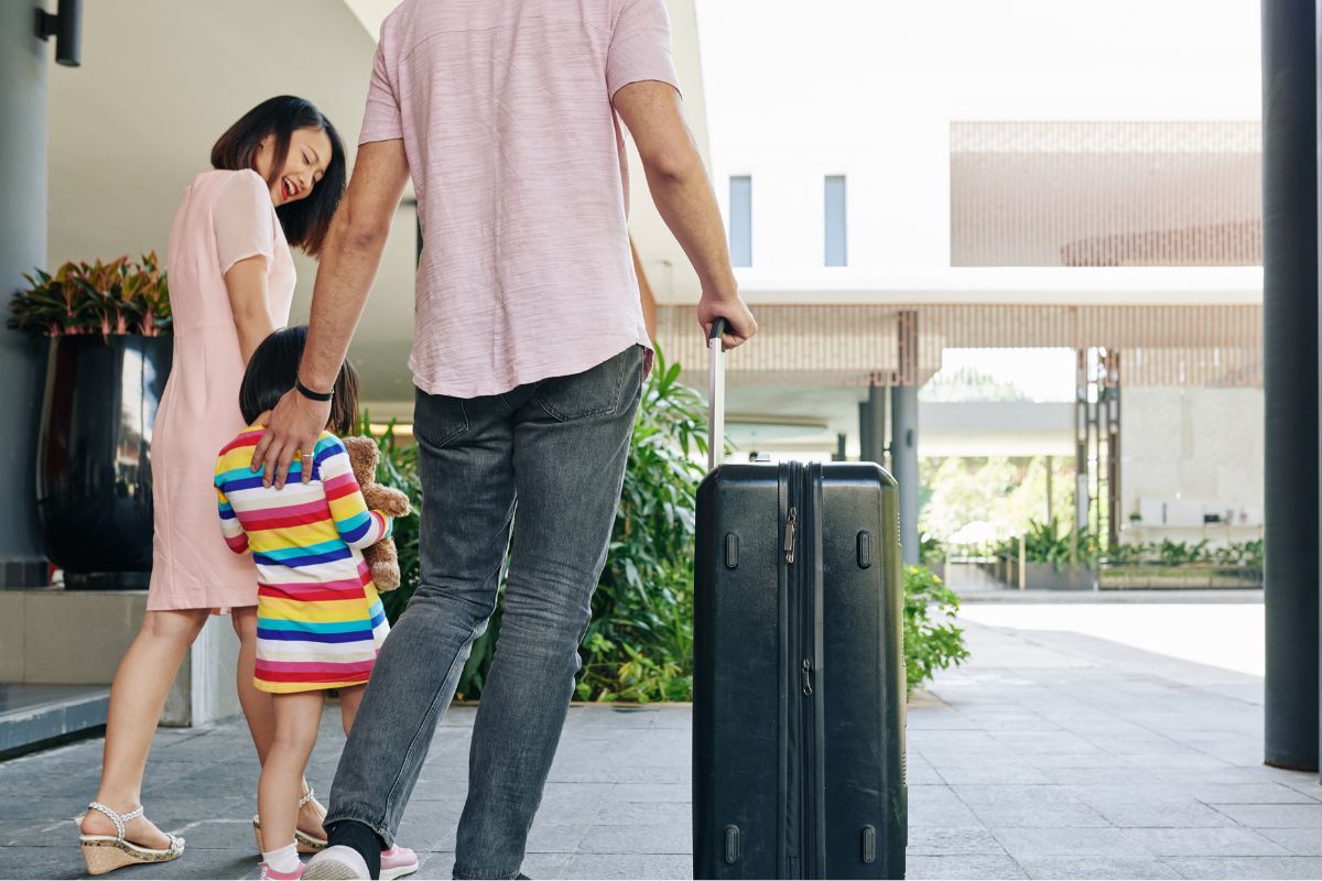 A picture of a family arriving at a hotel.