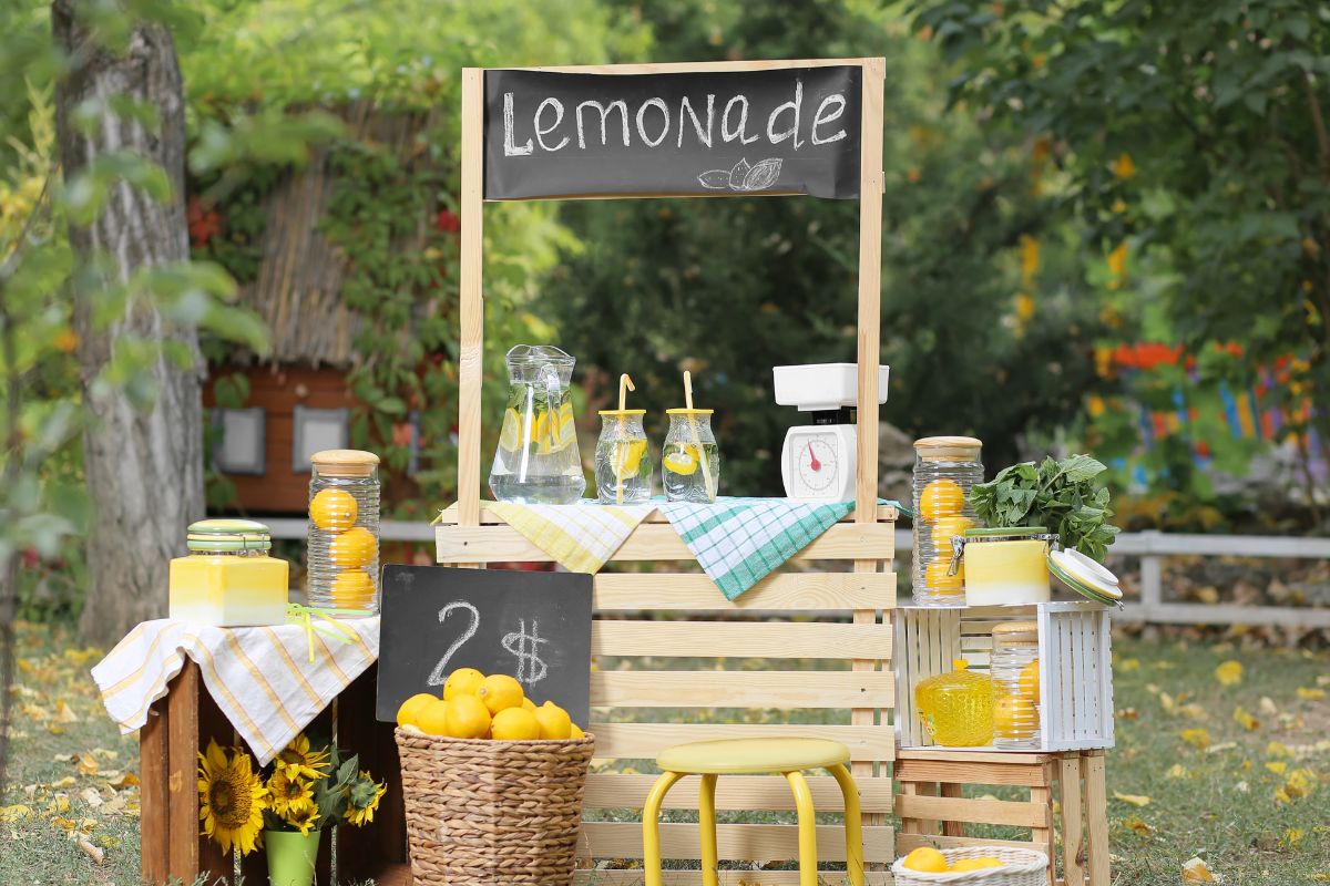 A picture of a lemonade stand.