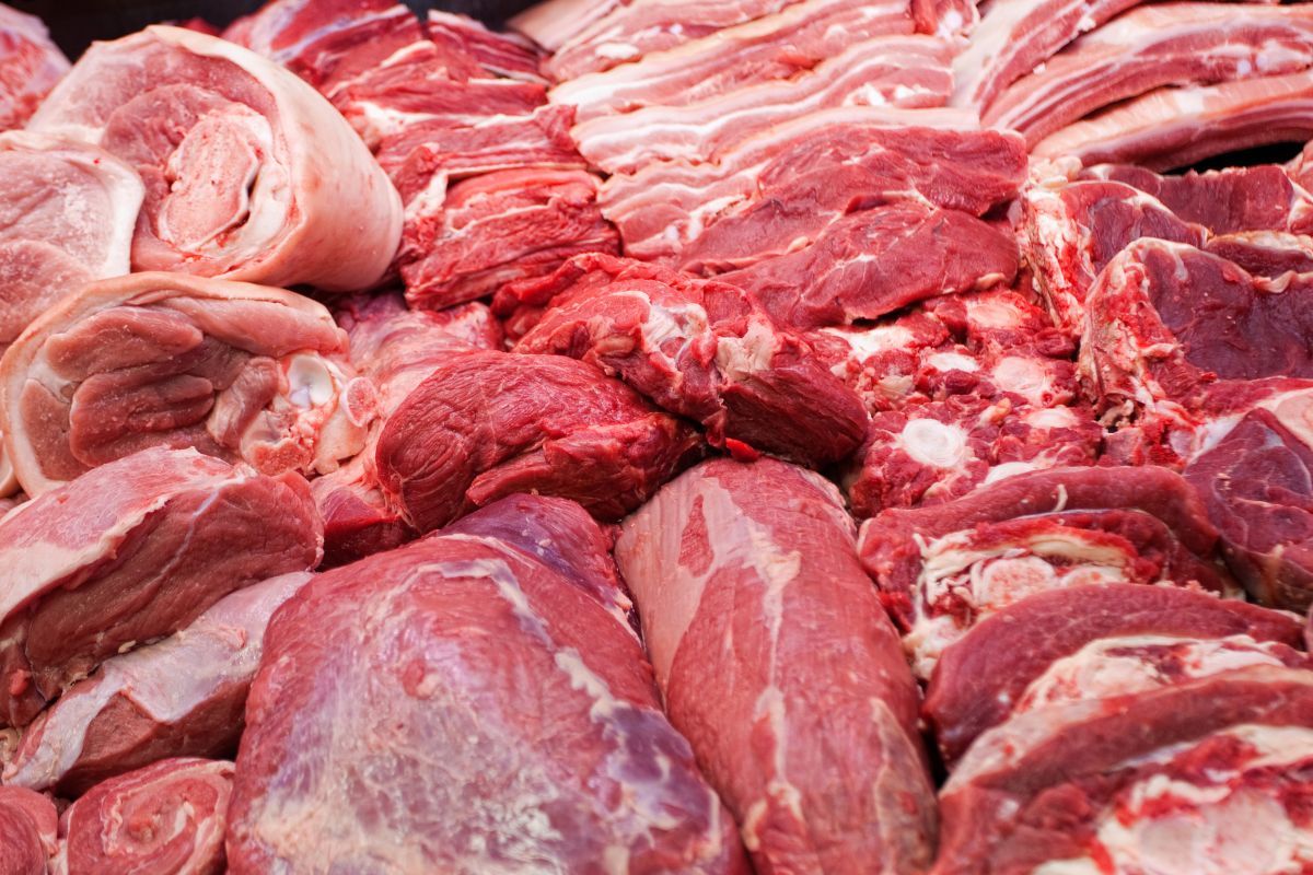 The image is about buying meat in bulk and freezing it.