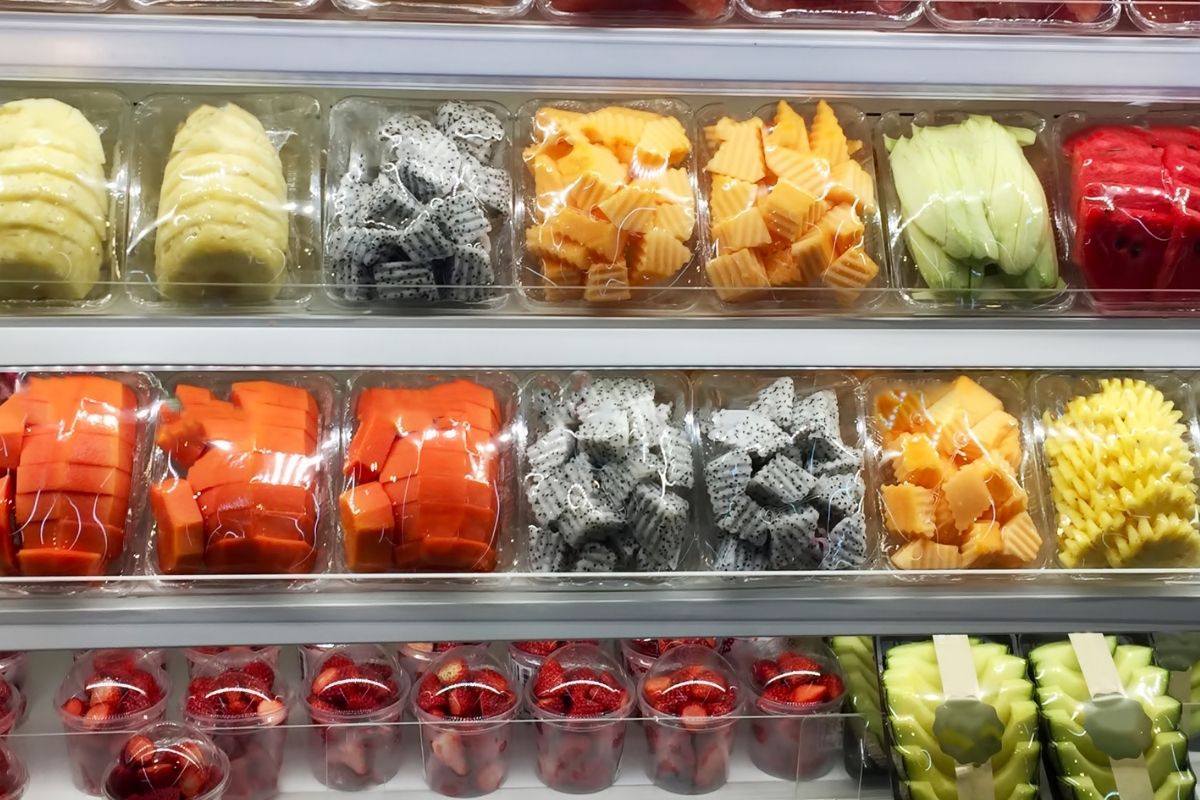 The image shows pre-cut fruits displayed on containers.