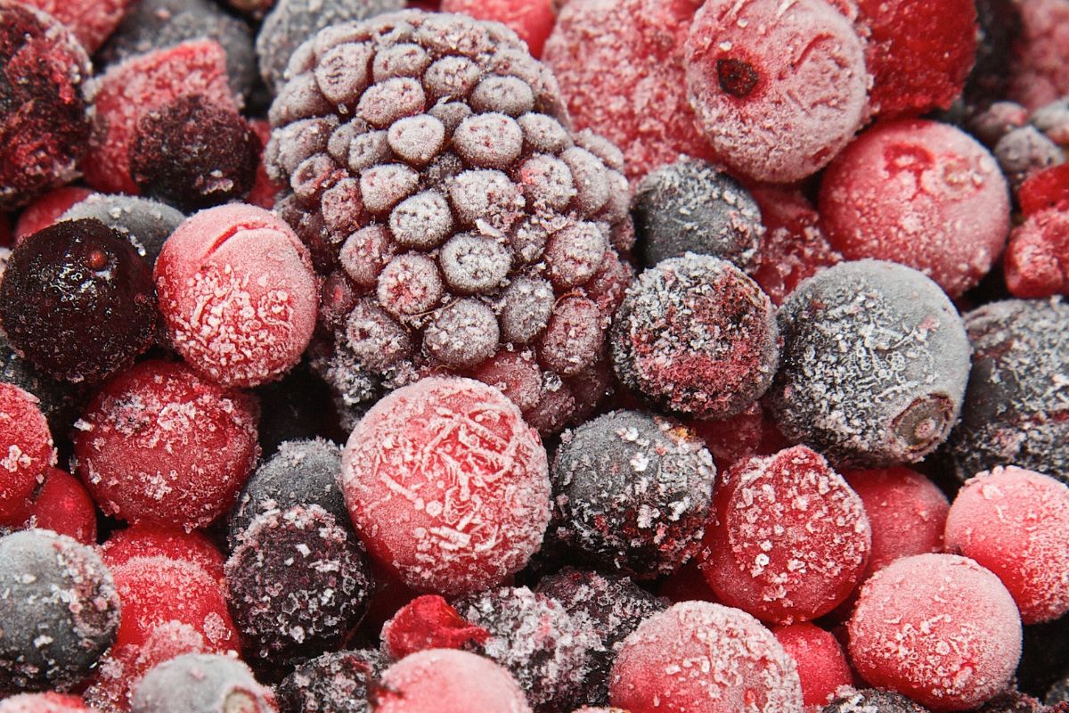 The image shows frozen berry fruits.