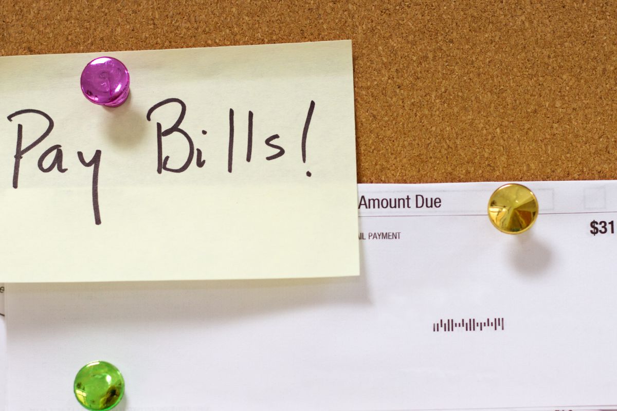 The photo shows a reminder to pay bills.