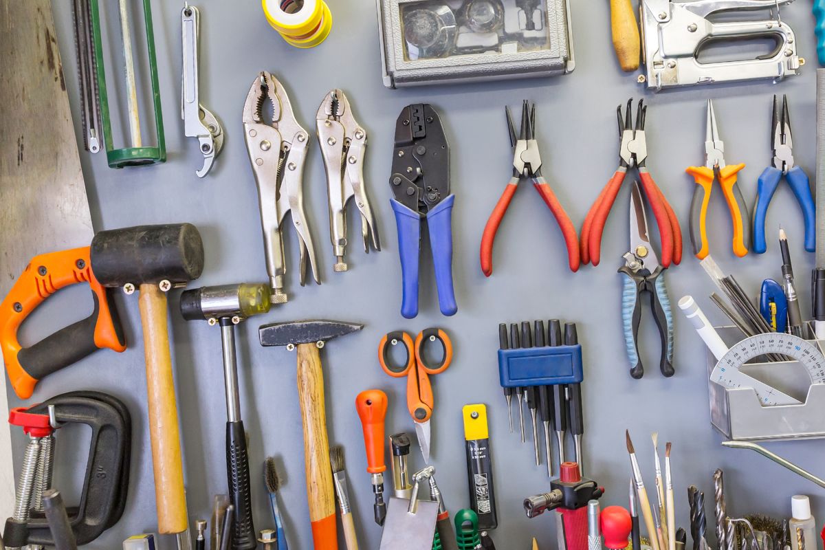 The picture of different kinds of tools at the table.