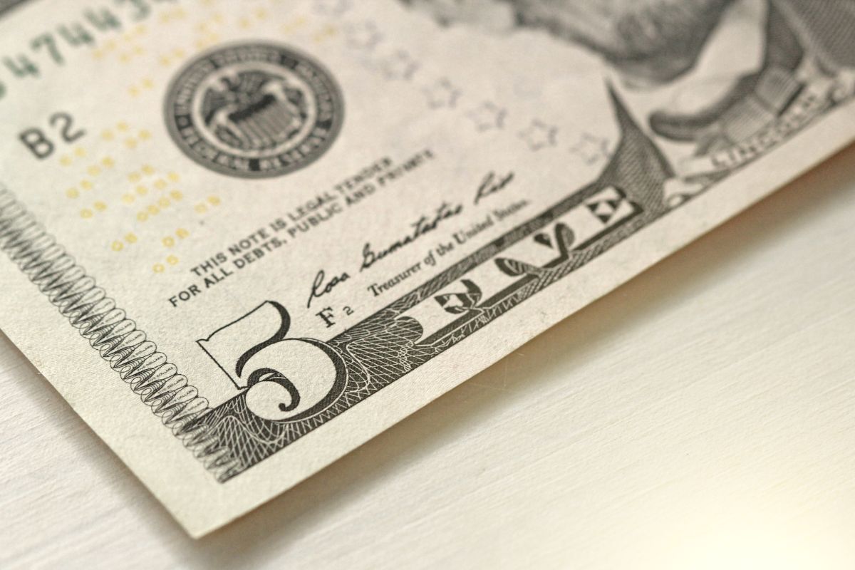The image of five hundred dollars on the table.