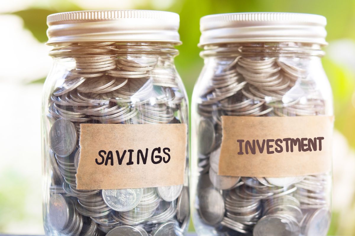 The image shows a jar field with coin savings and investment notes.