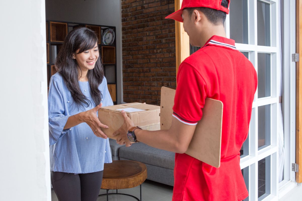 A picture of someone delivering for money. 