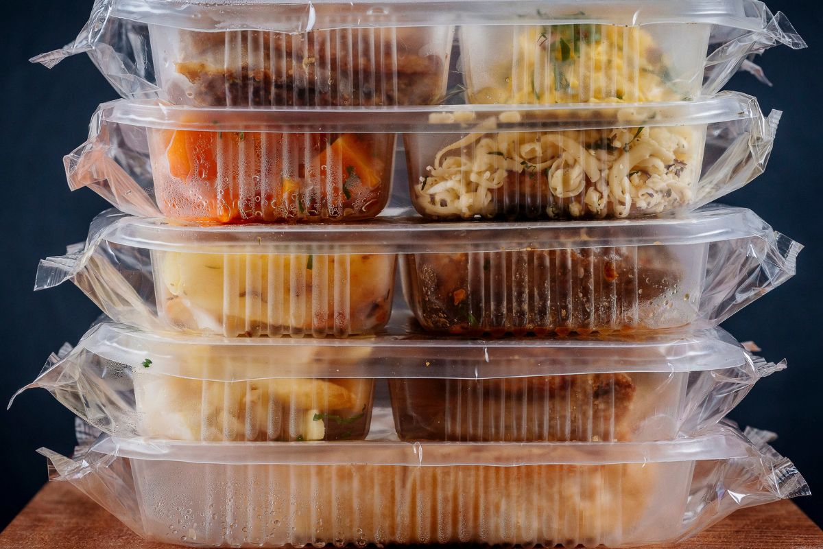 A picture of packed meals. 