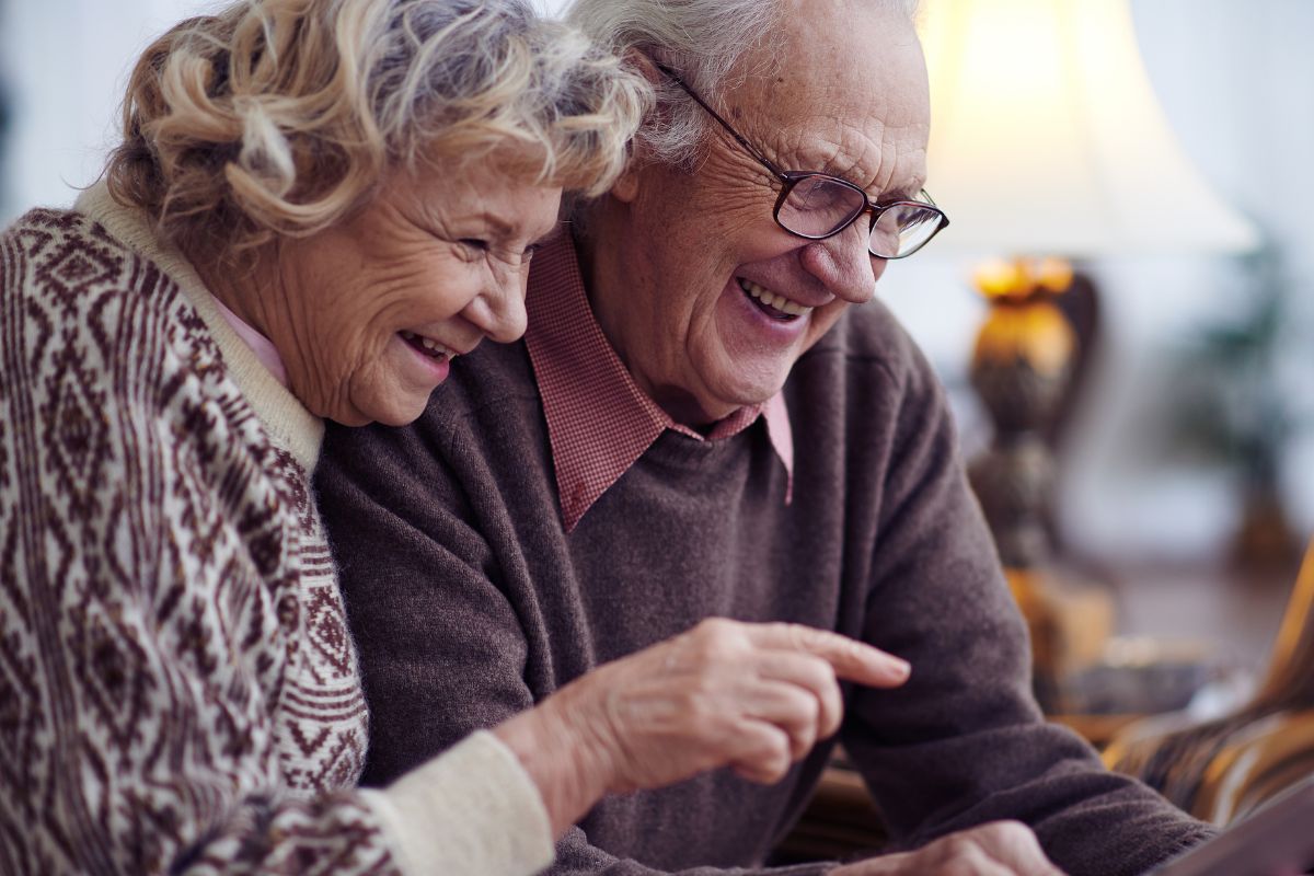 A picture of a happy old couple. 