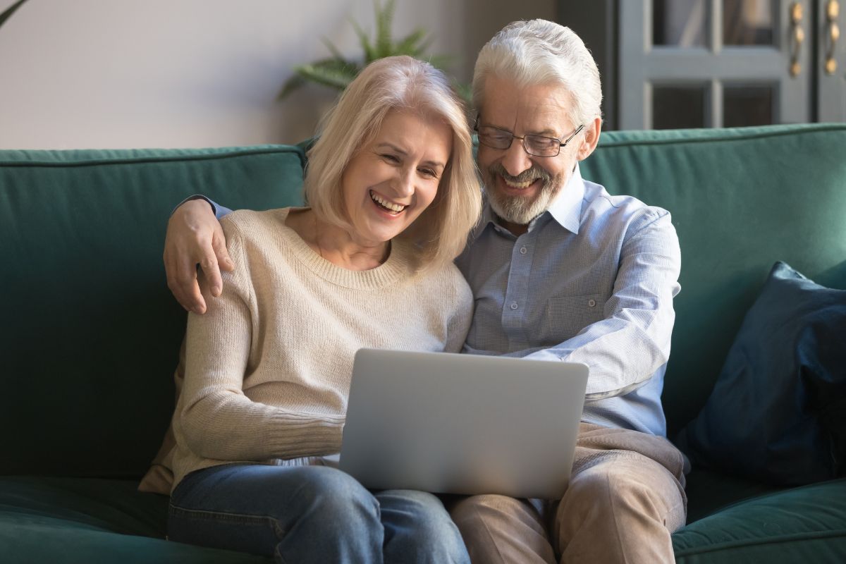A picture of an elderly couple smiling. 