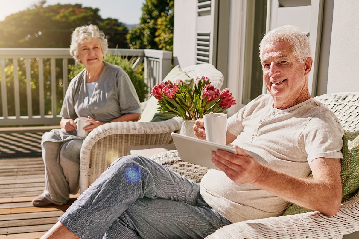A picture of old people smiling. 