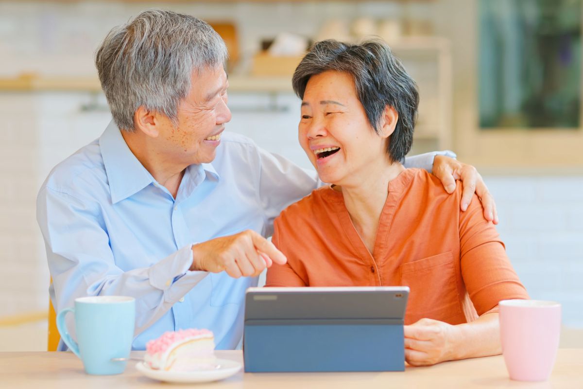 A picture of an old couple smiling. 