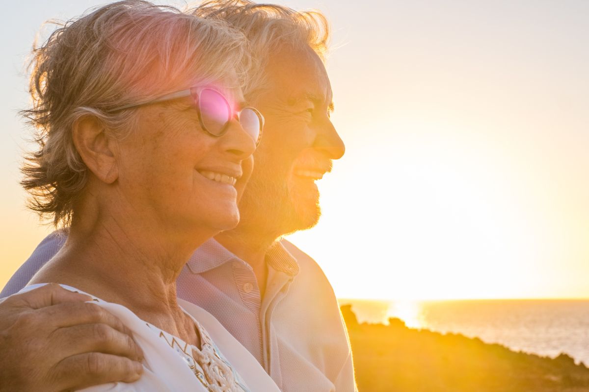 A picture of old people smiling. 