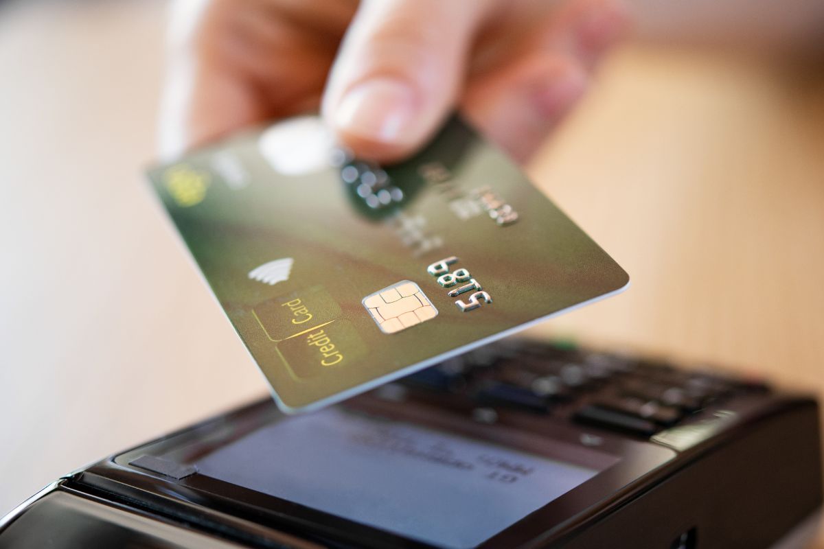 A picture of someone using a credit card.