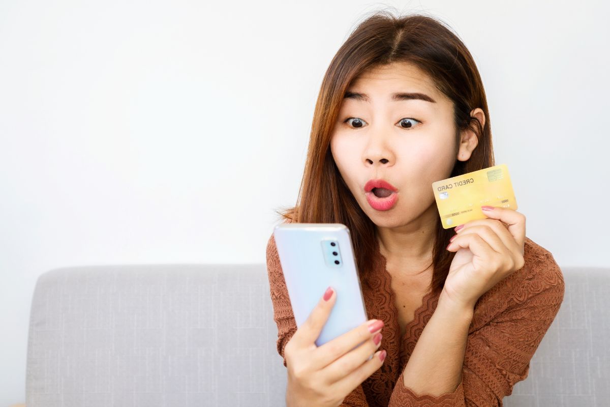A picture of someone who bought something using credit card online. 
