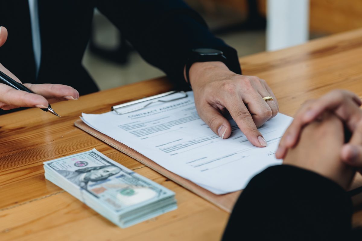 A picture of someone lending money. 