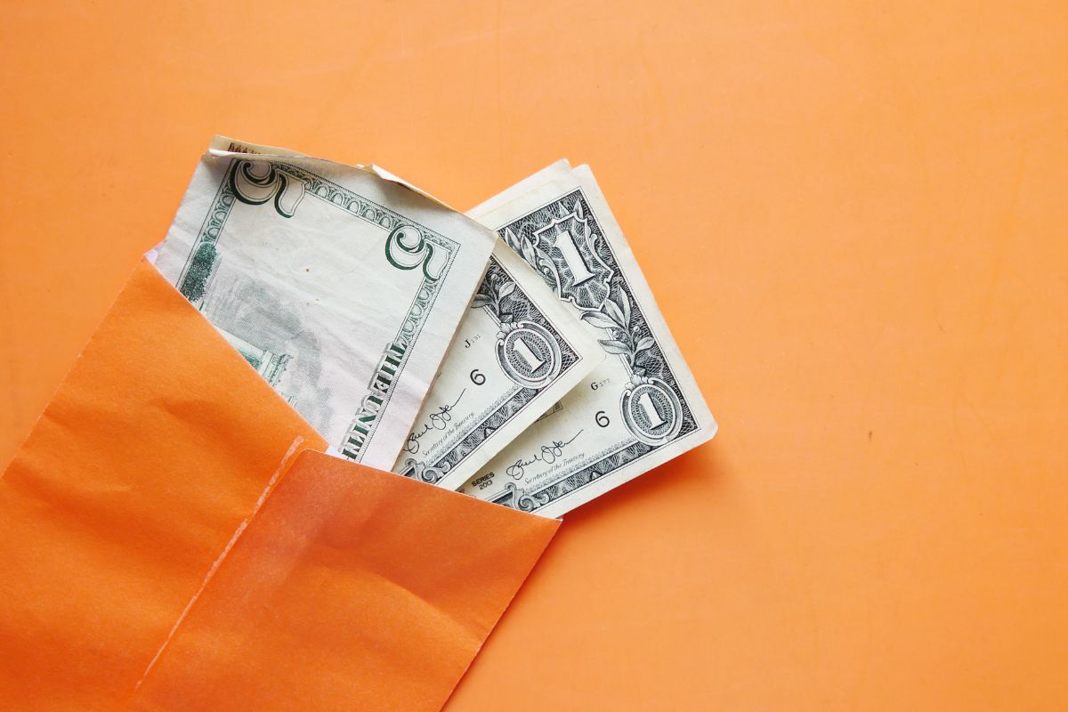 A picture of a money envelope. 
