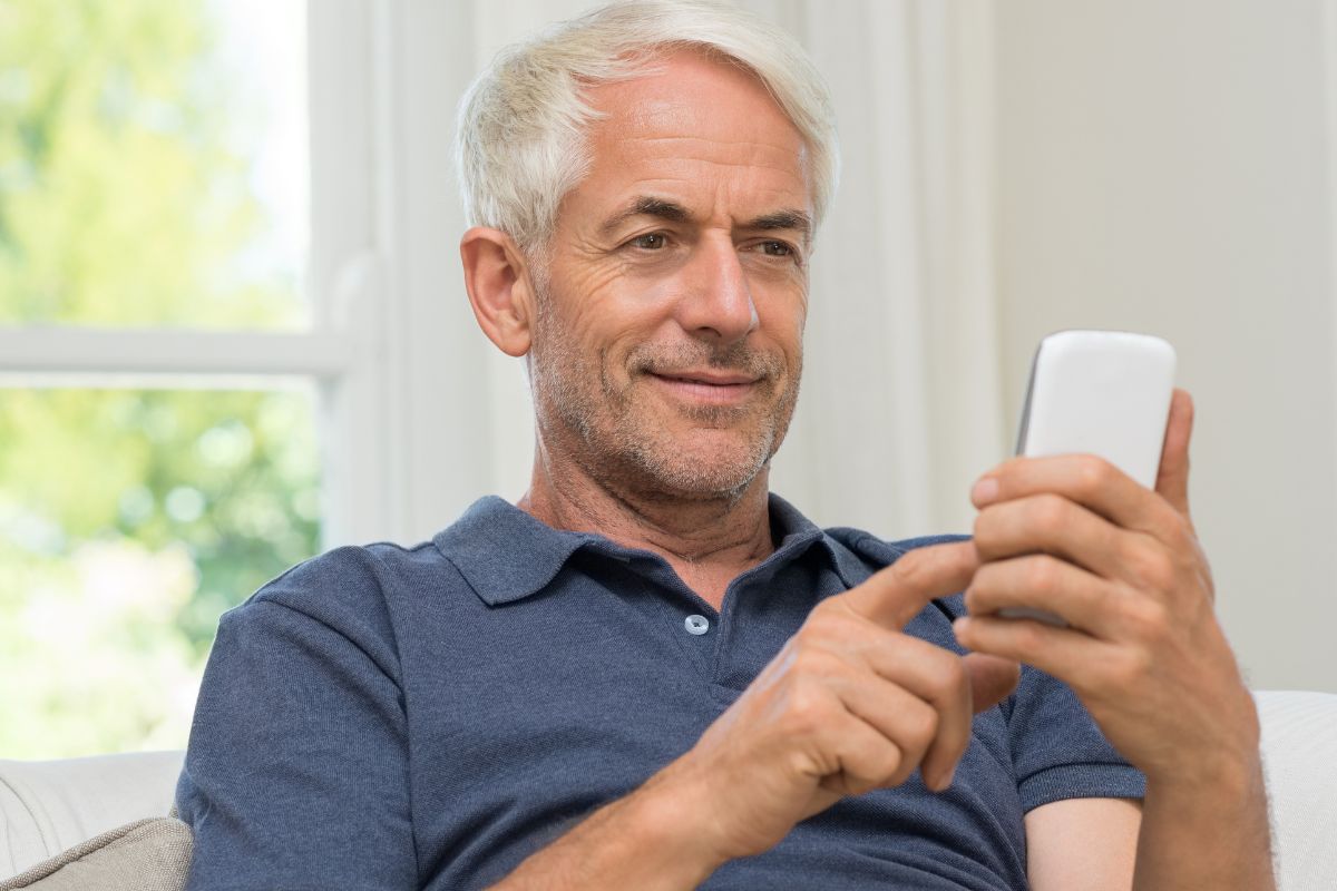 A picture of a smiling old person. 