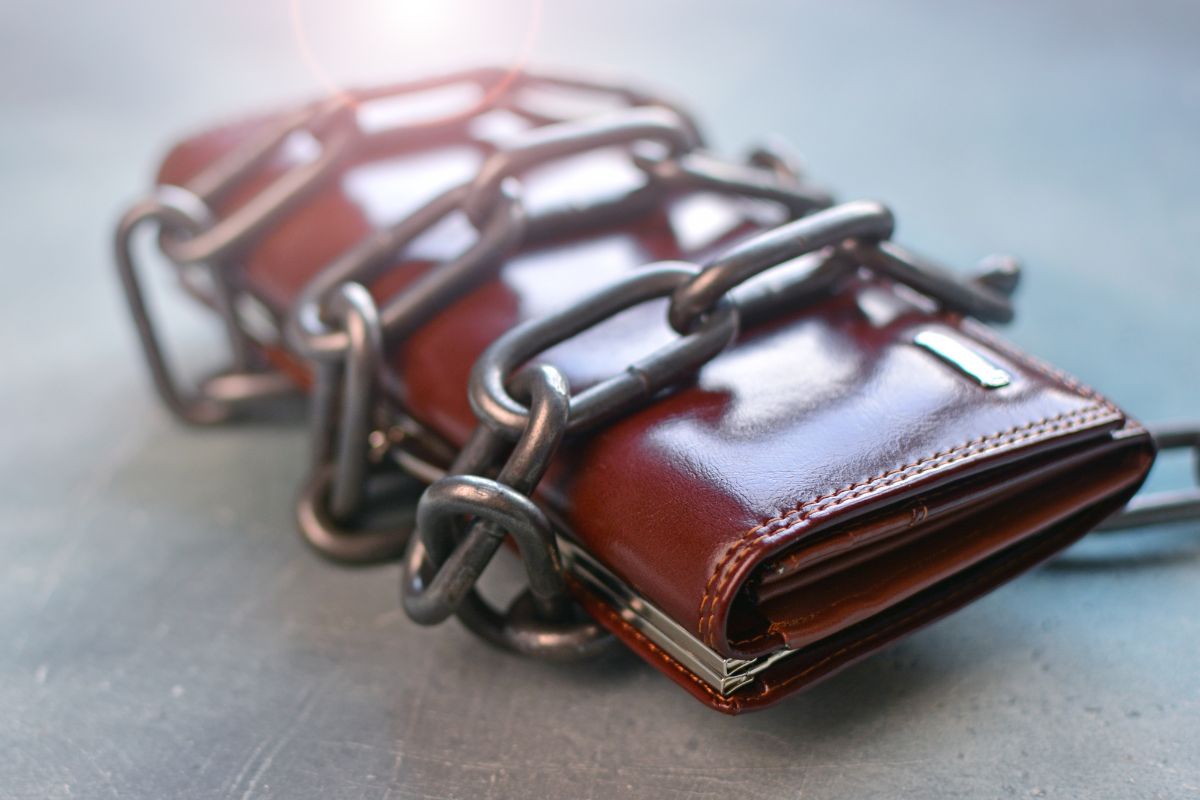 A picture of a chained-up wallet.