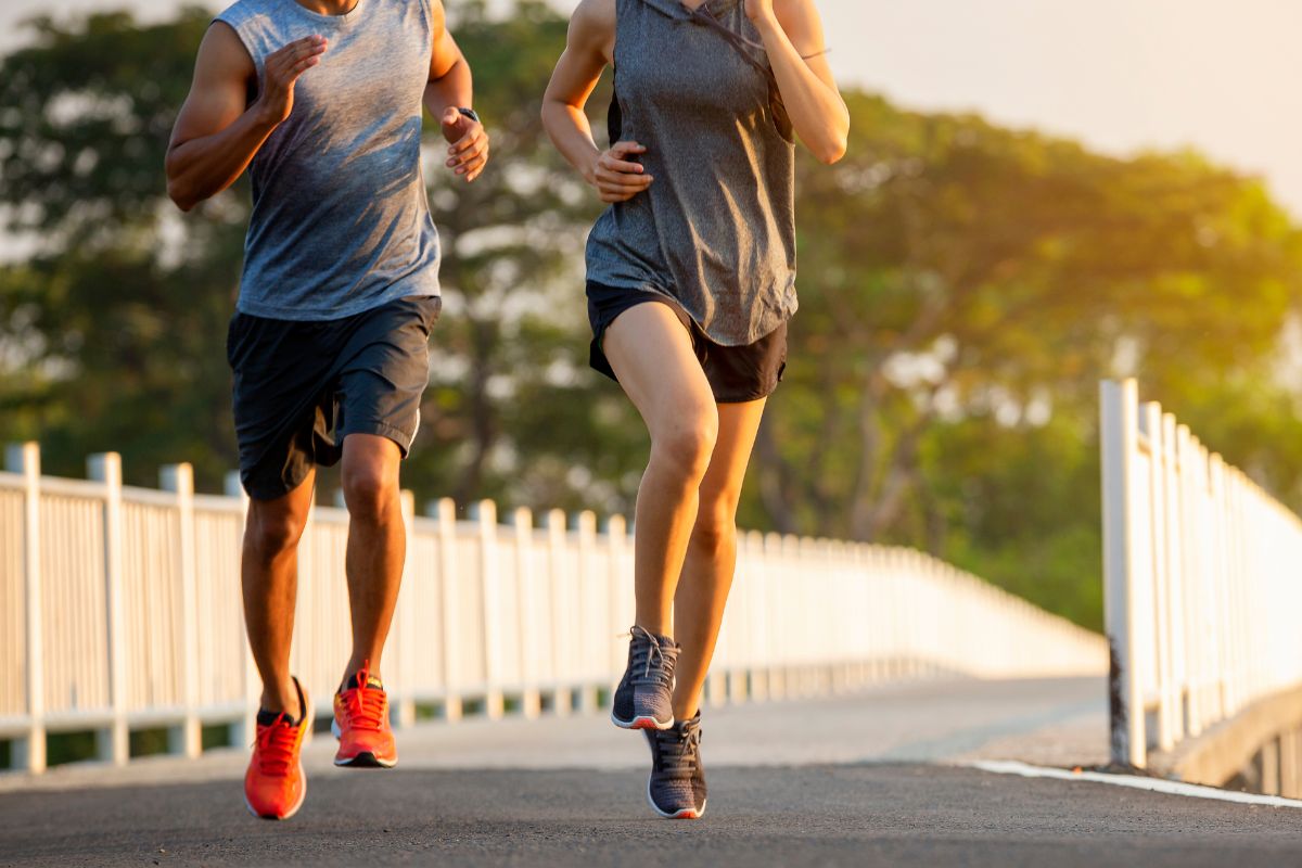 A picture of two people jogging.