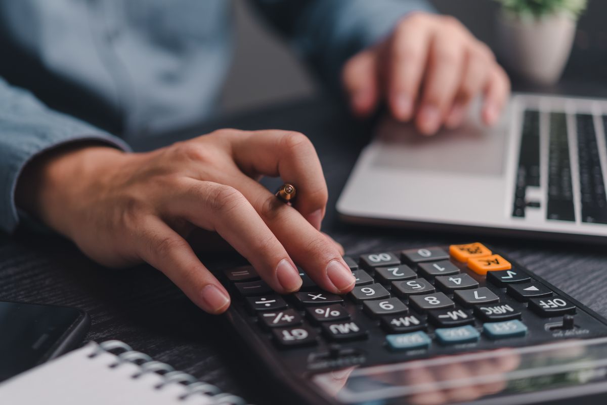 A picture of someone calculating something.