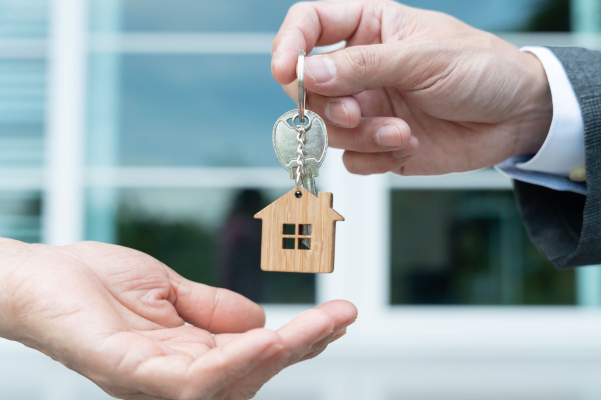 A picture of someone giving house keys. 
