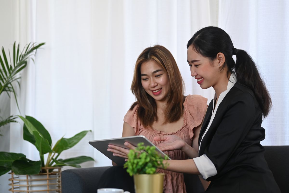 A picture of an insurance agent and a client. 