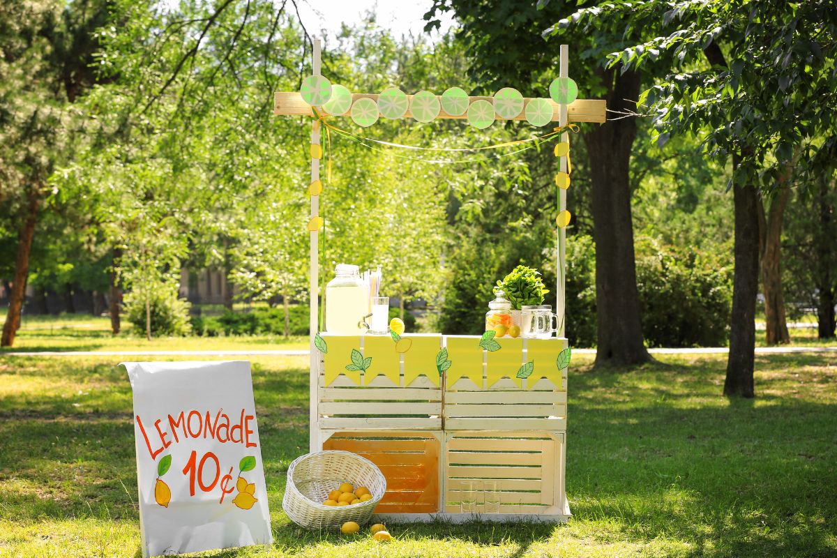 A picture of a lemonade stand.