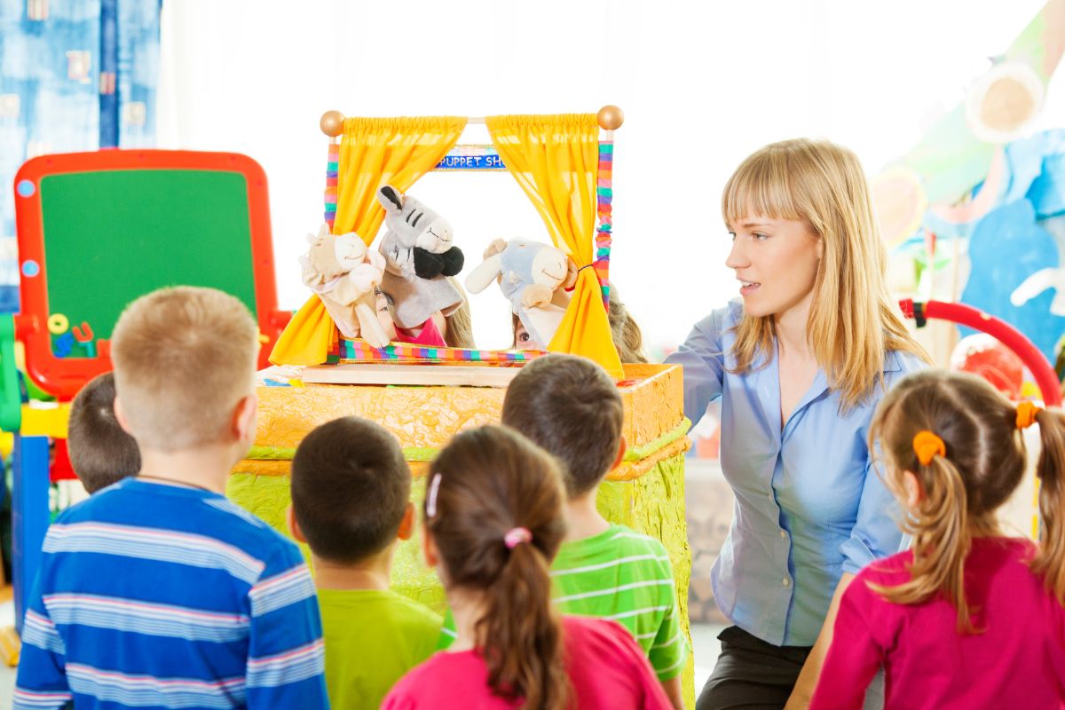 A picture of a free puppet show. 