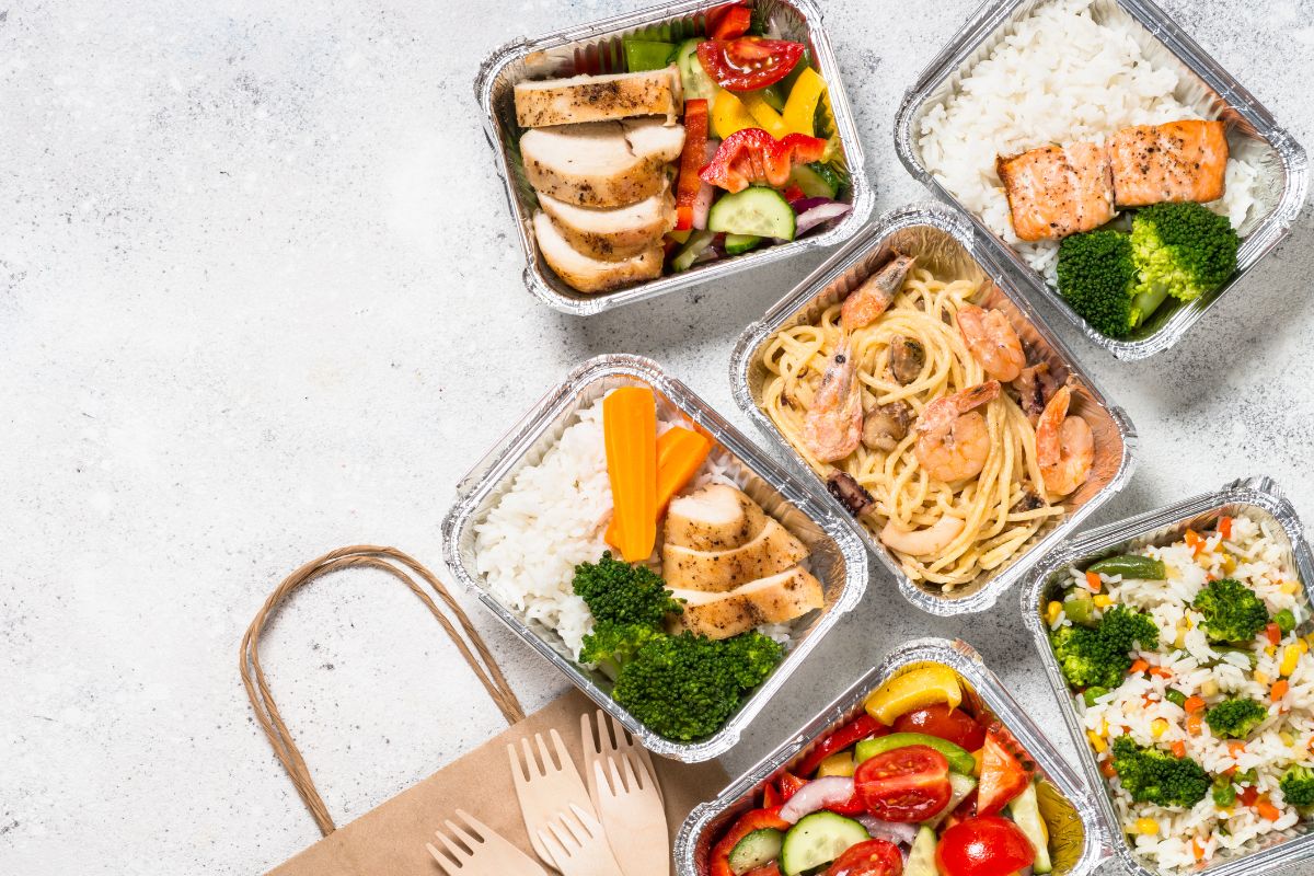 A picture of packed meals. 