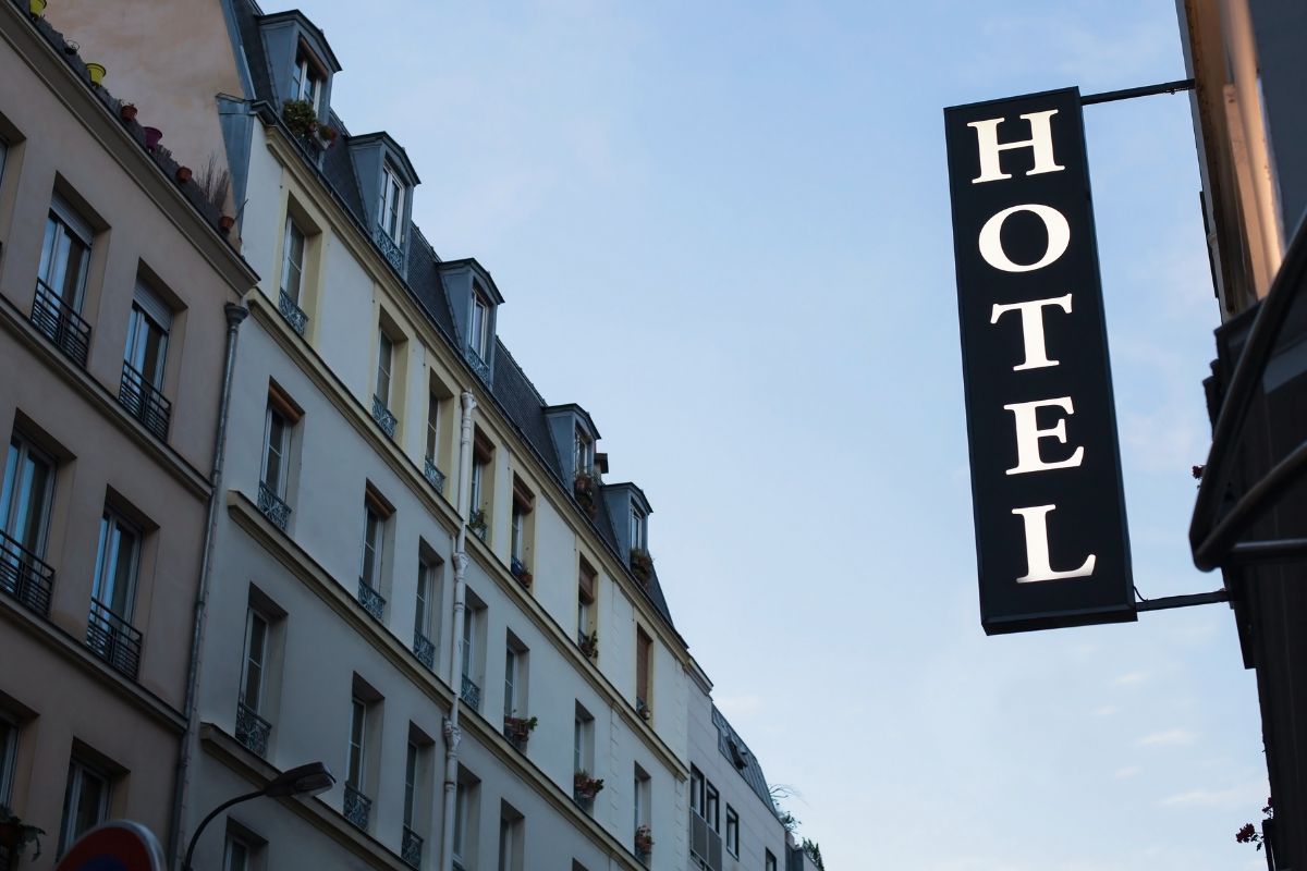 A picture of a hotel sign. 