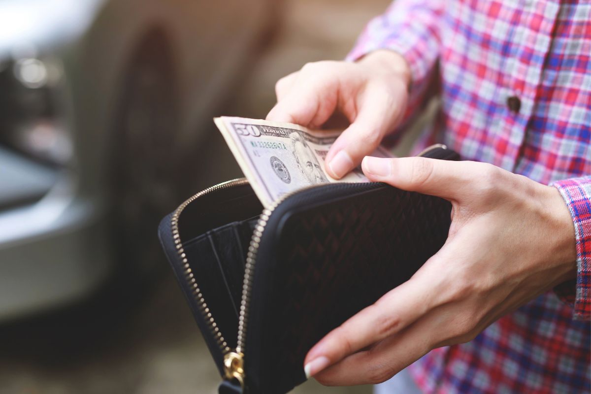 A picture of a cash in wallet.